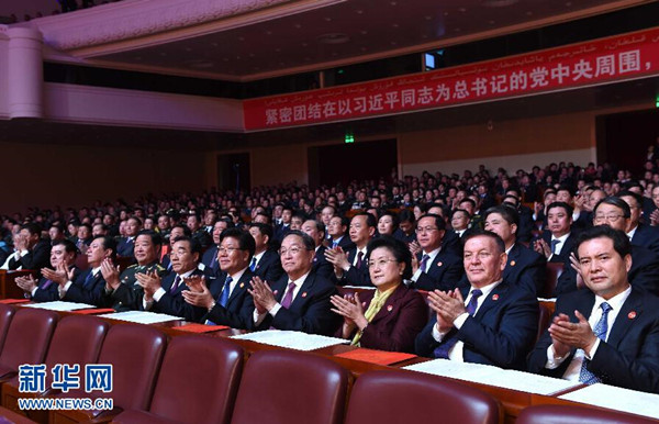     9月30日，慶祝新疆維吾爾自治區(qū)成立60周年文藝晚會《新疆禮贊》在新疆人民會堂精彩呈現(xiàn)。中共中央政治局常委、全國政協(xié)主席、中央代表團團長俞正聲，與2000余名各族群眾代表一起觀看演出。新華社記者 饒愛民 攝