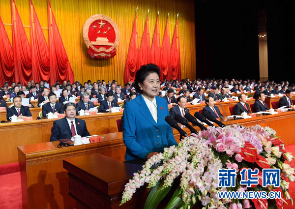 10月1日，慶祝中華人民共和國成立66周年暨新疆維吾爾自治區(qū)成立60周年大會在新疆人民會堂隆重舉行。這是中共中央政治局委員、國務(wù)院副總理、中央代表團(tuán)副團(tuán)長劉延?xùn)|宣讀中共中央、全國人大常委會、國務(wù)院、全國政協(xié)、中央軍委關(guān)于慶祝新疆維吾爾自治區(qū)成立60周年的賀電。新華社記者 饒愛民 攝 