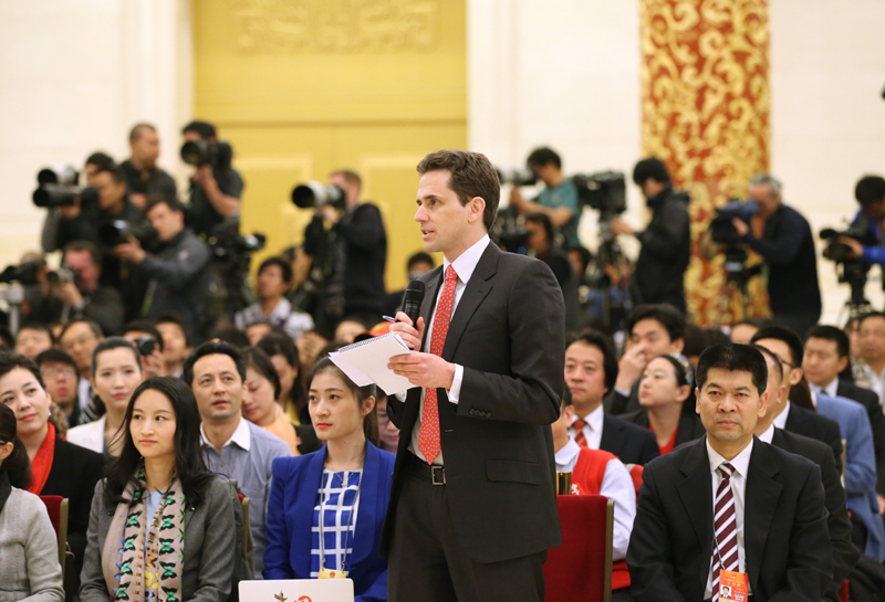 3月15日，國務(wù)院總理李克強在北京人民大會堂與中外記者見面，并回答記者提問。這是一位記者在提問。 新華社記者 劉衛(wèi)兵攝