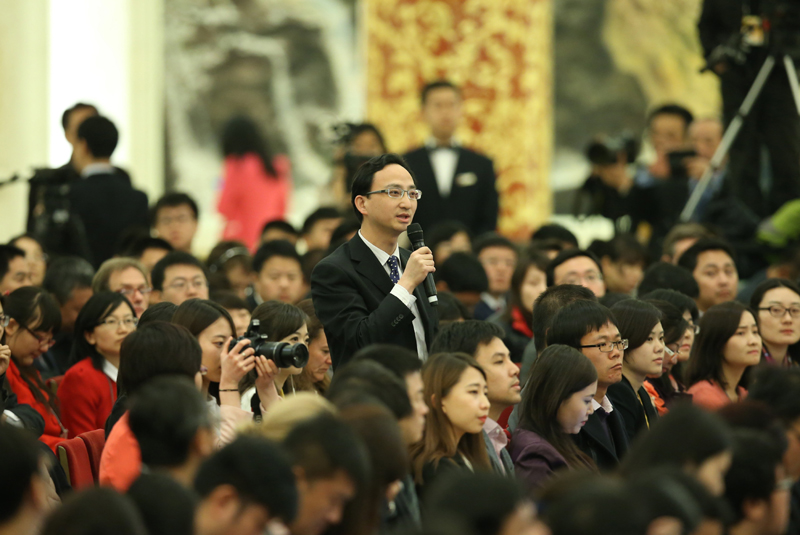 3月15日，國務(wù)院總理李克強在北京人民大會堂與中外記者見面，并回答記者提問。這是一位記者在提問。 新華社記者 龐興雷 攝