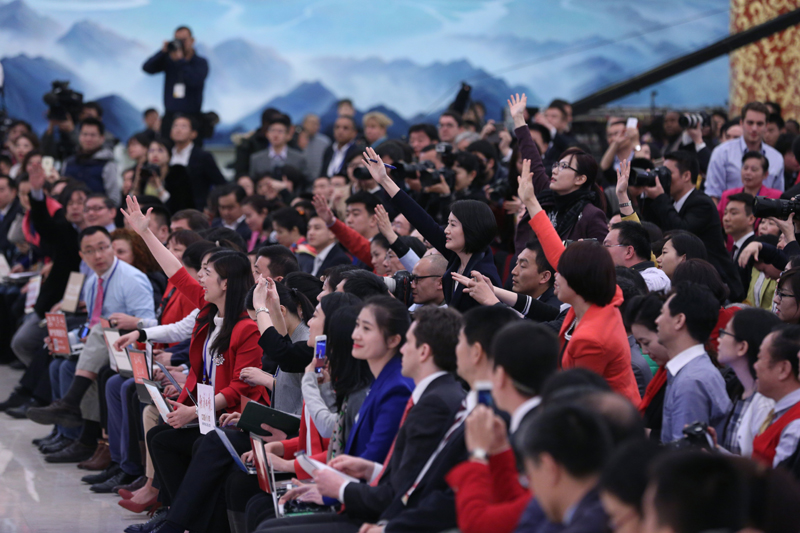 3月15日，國務(wù)院總理李克強在北京人民大會堂與中外記者見面，并回答記者提問。這是記者舉手爭取提問機會。 新華社記者 才揚 攝