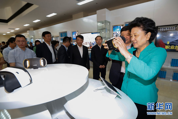 5月8日，中共中央政治局委員、國務院副總理劉延東在天津出席2016年職業(yè)教育活動周啟動儀式暨全國職業(yè)院校技能大賽開幕式。這是劉延東（右一）在天津廣播電視大學體驗區(qū)，通過全景VR設備體驗汽車修理培訓課程。新華社記者 沈伯韓攝