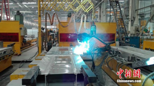 中車青島四方機車車輛股份有限公司&ldquo;80后&rdquo;高級技師張合禮在車間焊接鋼縫。