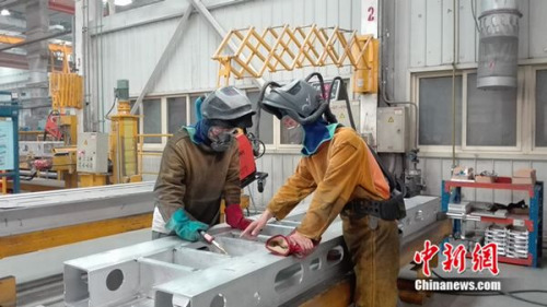 張合禮指導徒弟工作。中新網(wǎng) 邱宇 攝