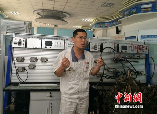 周勇在工作室介紹設(shè)備。中新網(wǎng) 邱宇攝