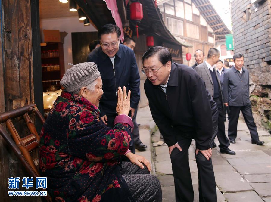 這是11月21日，張德江在宜賓李莊鎮(zhèn)同濟(jì)社區(qū)與居民親切交談。 新華社記者 劉衛(wèi)兵 攝 