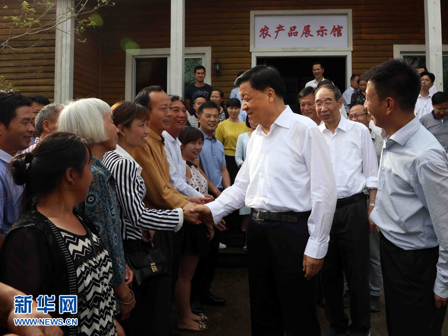 6月8日至10日，中共中央政治局常委、中央書記處書記劉云山在福建調(diào)研。這是6月9日，劉云山在周寧縣上洋村與村民親切交談。新華社記者 劉衛(wèi)兵 攝