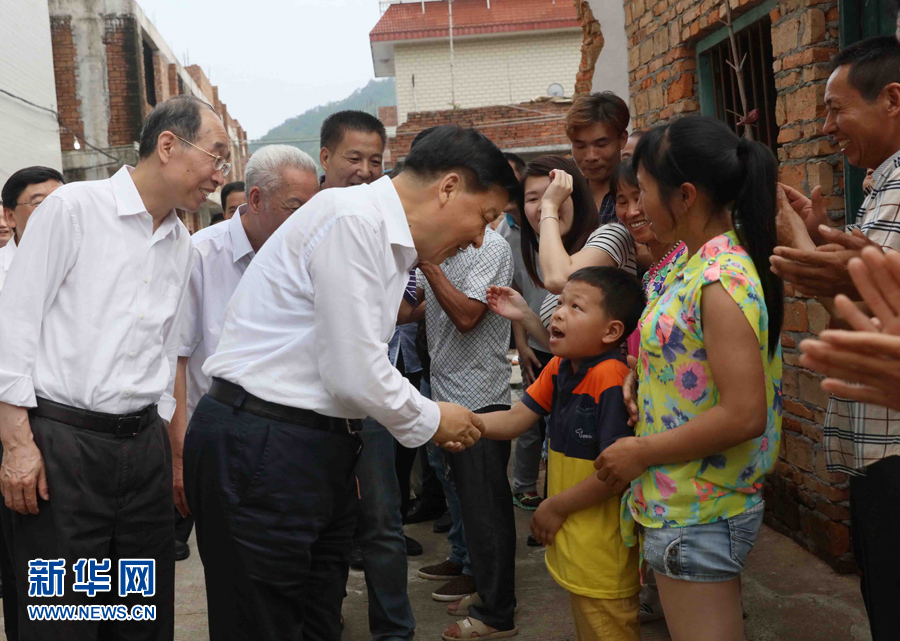 6月8日至10日，中共中央政治局常委、中央書記處書記劉云山在福建調(diào)研。這是6月9日，劉云山在福安市溪邳村走訪群眾家庭。新華社記者 劉衛(wèi)兵 攝