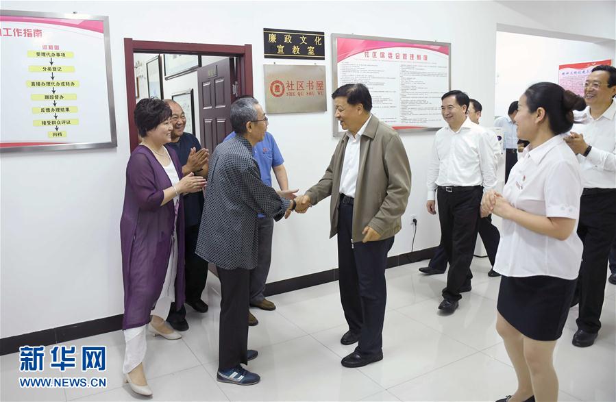 6月22日至24日，中共中央政治局常委、中央書(shū)記處書(shū)記劉云山在遼寧調(diào)研。這是6月23日，劉云山在錦州市西街社區(qū)與干部群眾深入交流。新華社記者 張鐸 攝
