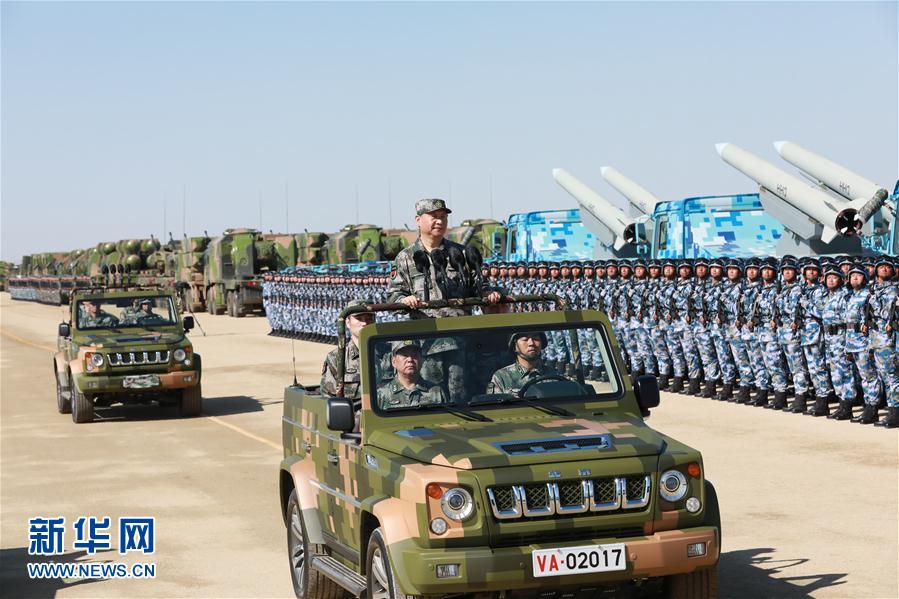 7月30日上午，慶祝中國(guó)人民解放軍建軍90周年閱兵在朱日和聯(lián)合訓(xùn)練基地隆重舉行。中共中央總書記、國(guó)家主席、中央軍委主席習(xí)近平檢閱部隊(duì)并發(fā)表重要講話。這是習(xí)近平乘車檢閱部隊(duì)。新華社記者 李剛 攝