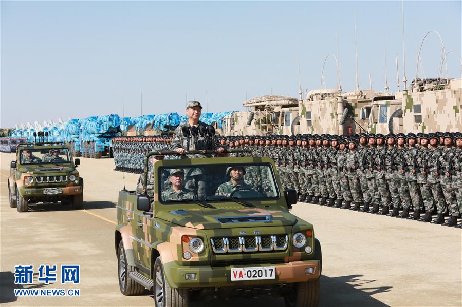 7月30日上午，慶祝中國(guó)人民解放軍建軍90周年閱兵在朱日和聯(lián)合訓(xùn)練基地隆重舉行。中共中央總書記、國(guó)家主席、中央軍委主席習(xí)近平檢閱部隊(duì)并發(fā)表重要講話。這是習(xí)近平乘車檢閱部隊(duì)。新華社記者 李剛 攝