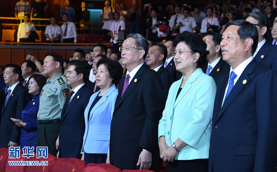 8月7日，慶祝內蒙古自治區(qū)成立70周年文藝晚會《贊歌》在內蒙古烏蘭恰特大劇院舉行。中共中央政治局常委、全國政協(xié)主席、中央代表團團長俞正聲和各族各界干部群眾等共約1300人觀看演出。新華社記者 張領 攝