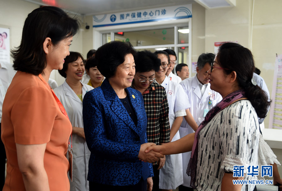 8月9日，中共中央政治局委員、中央統(tǒng)戰(zhàn)部部長、中央代表團副團長孫春蘭率中央代表團三分團，先后赴內(nèi)蒙古自治區(qū)烏海市、阿拉善盟看望各族干部群眾。這是孫春蘭在烏海市婦兒醫(yī)療預防保健中心同患者親切交談。新華社記者 任軍川 攝