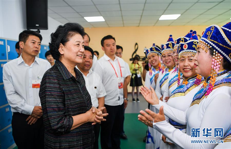 8月11日，中共中央政治局委員、國務院副總理、中央代表團副團長劉延東率中央代表團二分團，看望慰問烏蘭察布各族干部群眾，轉(zhuǎn)達以習近平同志為核心的黨中央的親切關懷和全國人民的美好祝愿。這是劉延東在考察察哈爾社區(qū)時與居民們親切交談。新華社記者 連振 攝