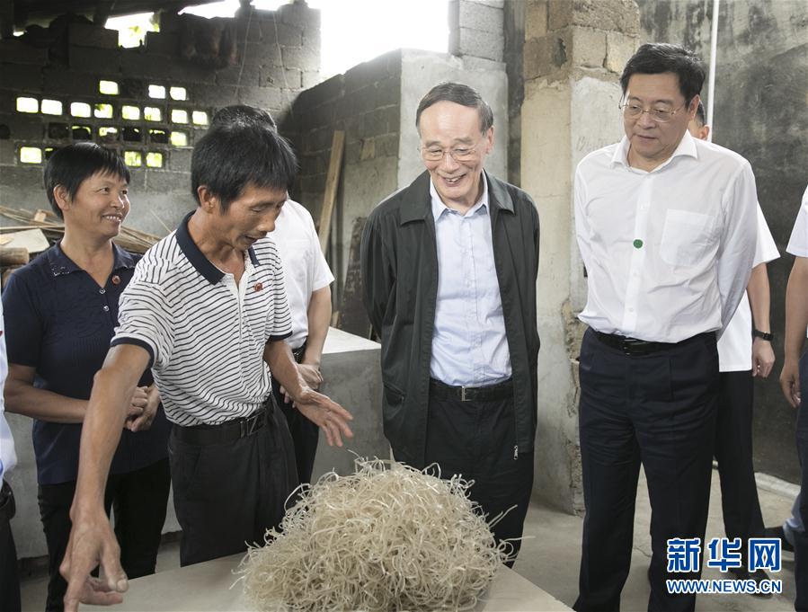 9月3日至5日，中共中央政治局常委、中央紀(jì)委書記、中央巡視工作領(lǐng)導(dǎo)小組組長王岐山在湖南省調(diào)研并主持召開巡察工作座談會。這是9月4日，王岐山在瀏陽市官橋鎮(zhèn)石灰嘴村貧困戶家中了解脫貧情況。新華社記者 王曄 攝

