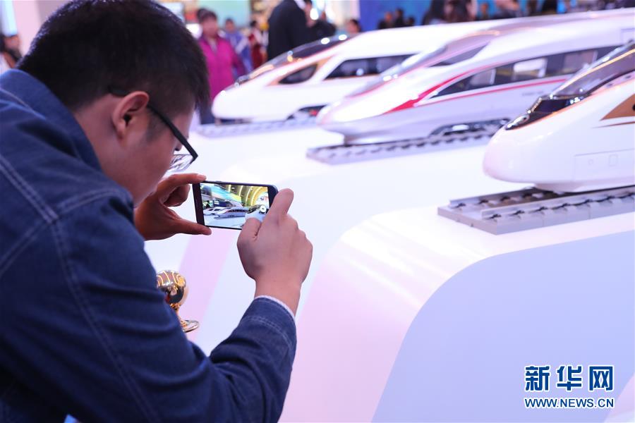 （十九大時(shí)光&middot;圖文互動(dòng)）（2）向著夢(mèng)想，奮進(jìn)！&mdash;&mdash;來(lái)自&ldquo;砥礪奮進(jìn)的五年&rdquo;大型成就展現(xiàn)場(chǎng)的報(bào)道 