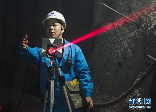 （十九大代表風(fēng)采&middot;圖文互動）（1）白芝勇：用點(diǎn)線繪就&ldquo;測量人生&rdquo;