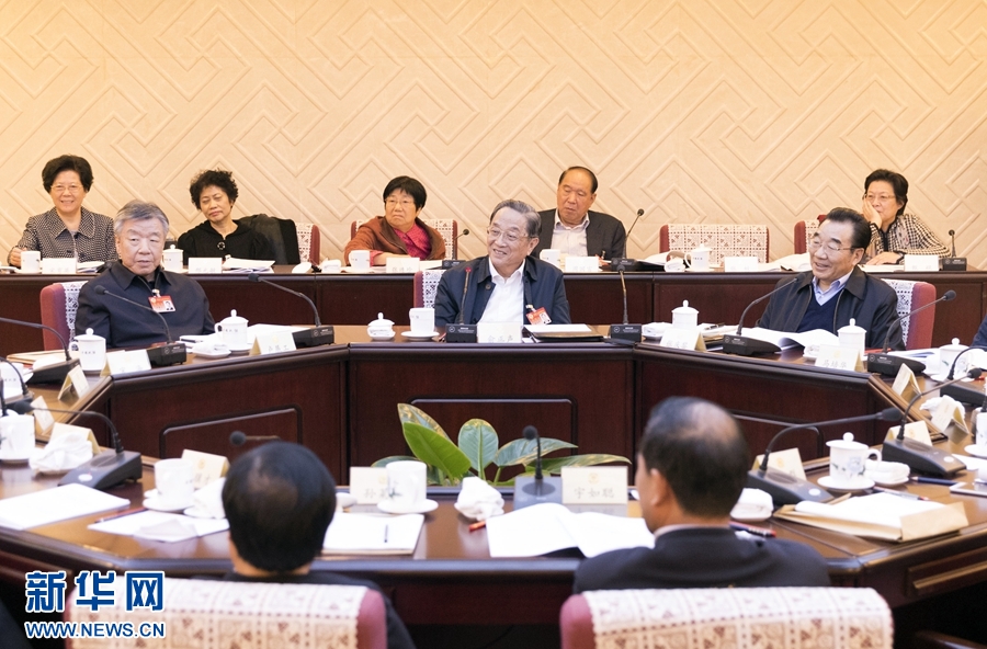 10月30日，政協(xié)第十二屆全國委員會常務(wù)委員會第二十三次會議舉行分組討論，與會人員圍繞深入學(xué)習(xí)貫徹中共十九大精神認真討論，積極建言獻策。全國政協(xié)主席俞正聲參加討論。新華社記者 丁海濤 攝