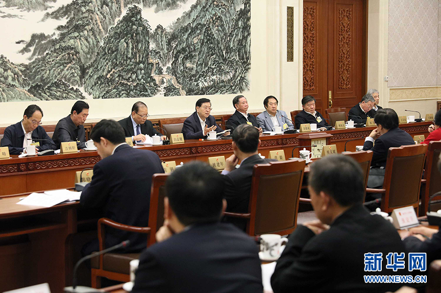 12月23日，十二屆全國(guó)人大常委會(huì)第三十一次會(huì)議舉行分組會(huì)議，審議監(jiān)察法草案二次審議稿等。張德江委員長(zhǎng)參加審議。 新華社記者劉衛(wèi)兵攝