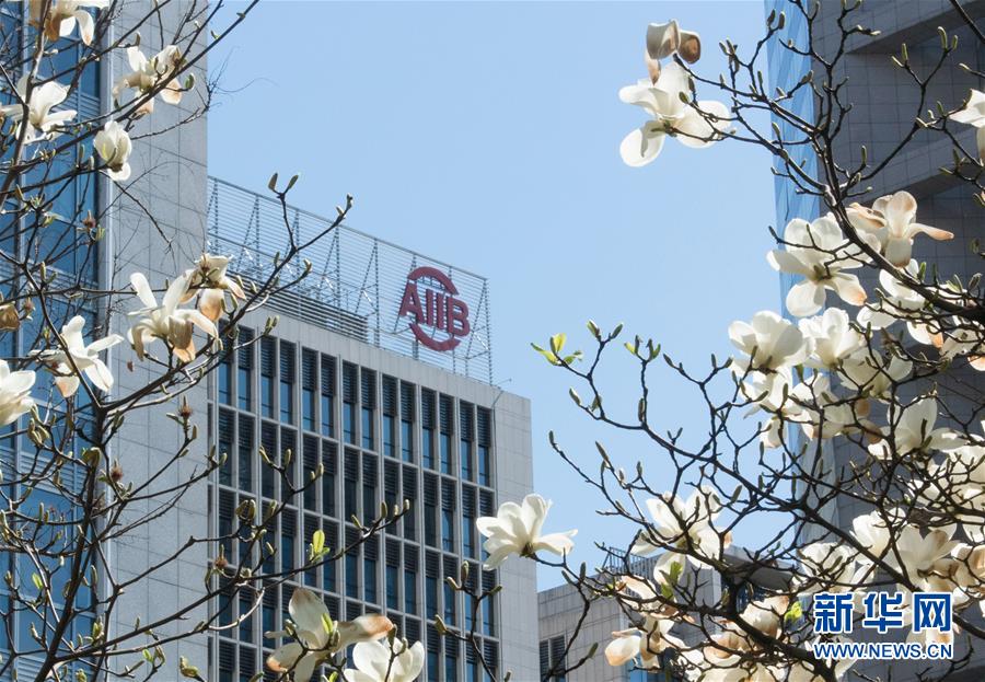 (新華全媒頭條·圖文互動(dòng))(16)開(kāi)啟新征程 譜寫(xiě)新史詩(shī)——以習(xí)近平同志為核心的黨中央引領(lǐng)中國(guó)特色社會(huì)主義進(jìn)入新時(shí)代