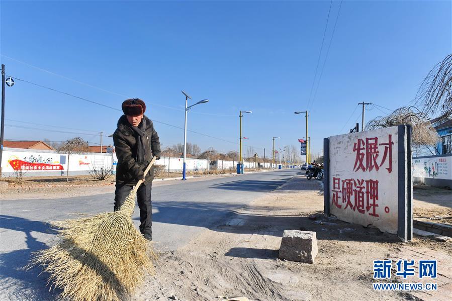 （新華全媒頭條·新時代新氣象新作為·圖文互動）（1）抬腳踏上水泥路，出門坐上公交車——我國竭力破除農(nóng)村交通“最后一公里”瓶頸