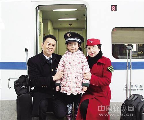 陳剛（左）、肖三英以及女兒陳昱彤的合照。經(jīng)濟(jì)日報-中國經(jīng)濟(jì)網(wǎng)記者 王軼辰攝