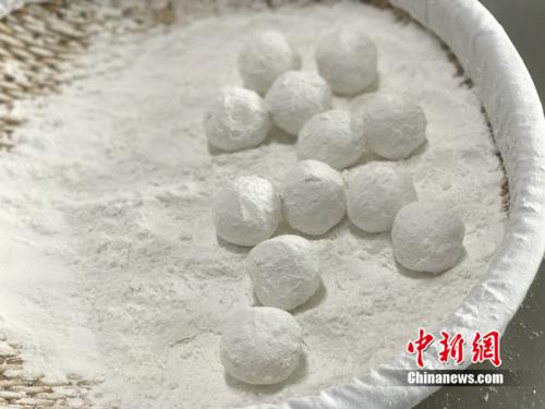 制作元宵時(shí)，首先要將餡料做好，沾上水，再投進(jìn)盛滿(mǎn)糯米粉的笸籮內(nèi)搖。<a target='_blank'  ><p  align=