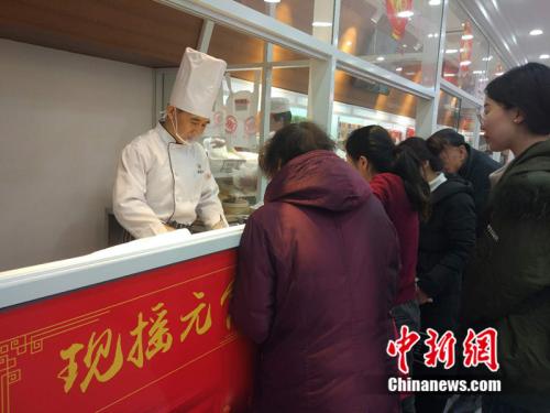 于伯軍的現(xiàn)場(chǎng)展示吸引了不少北京市民圍觀。<a target='_blank'  ><p  align=