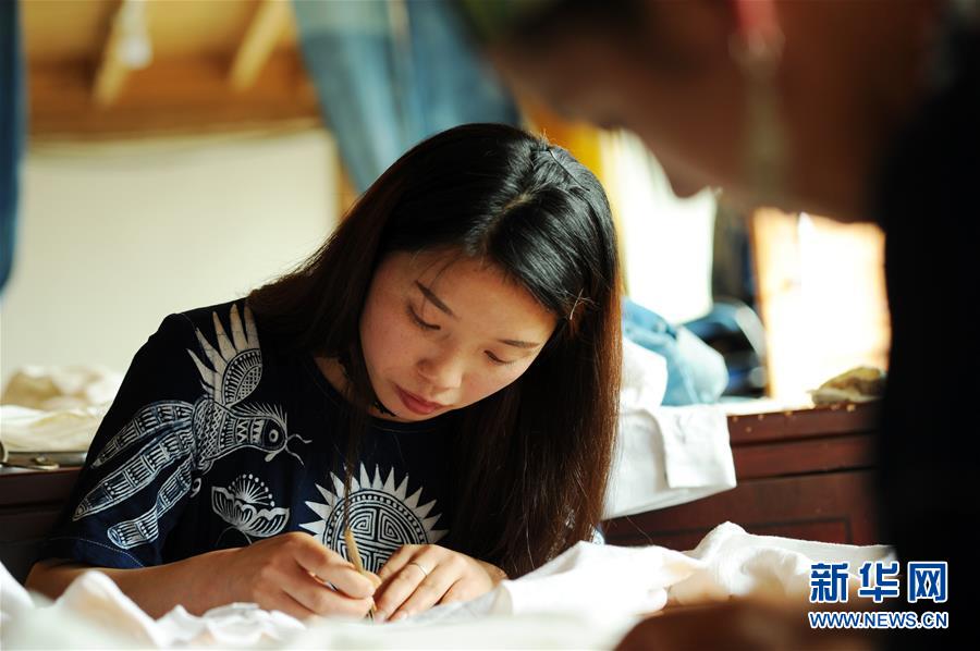 （社會）（6）貴州丹寨：&ldquo;指尖經(jīng)濟&rdquo;繪制脫貧藍(lán)圖