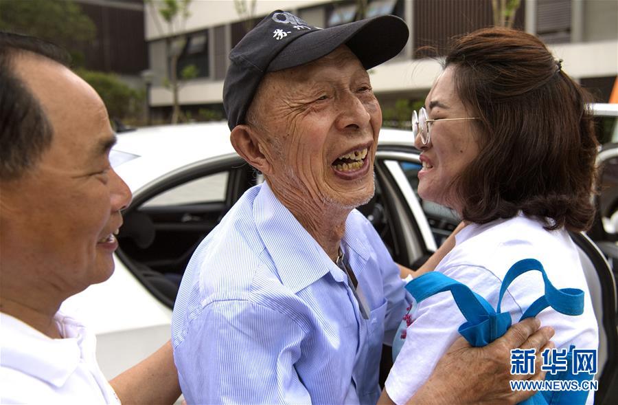 （圖片故事）（2）“希望老人”的第100次老區(qū)助學(xué)之旅