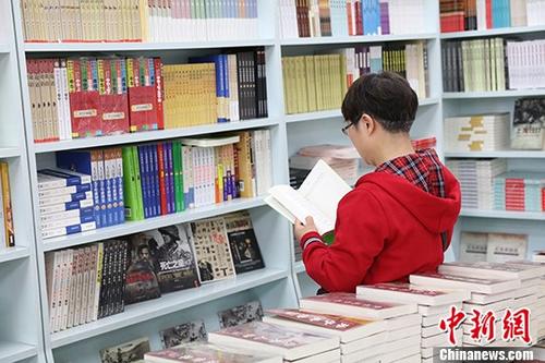 5月9日，一女子在哈爾濱市某書(shū)店選購(gòu)圖書(shū)。從5月1日至5月4日，全國(guó)32家紙廠宣布漲價(jià)，各紙種漲價(jià)幅度為每噸100元至300元不等。對(duì)此，出版行業(yè)業(yè)內(nèi)人士表示&ldquo;因?yàn)榧垙垉r(jià)格上漲，直接造成了出版成本的明顯增加，出版行業(yè)只能被迫對(duì)圖書(shū)定價(jià)進(jìn)行調(diào)整。&rdquo;
<a target='_blank' >中新社</a>記者 于琨 攝