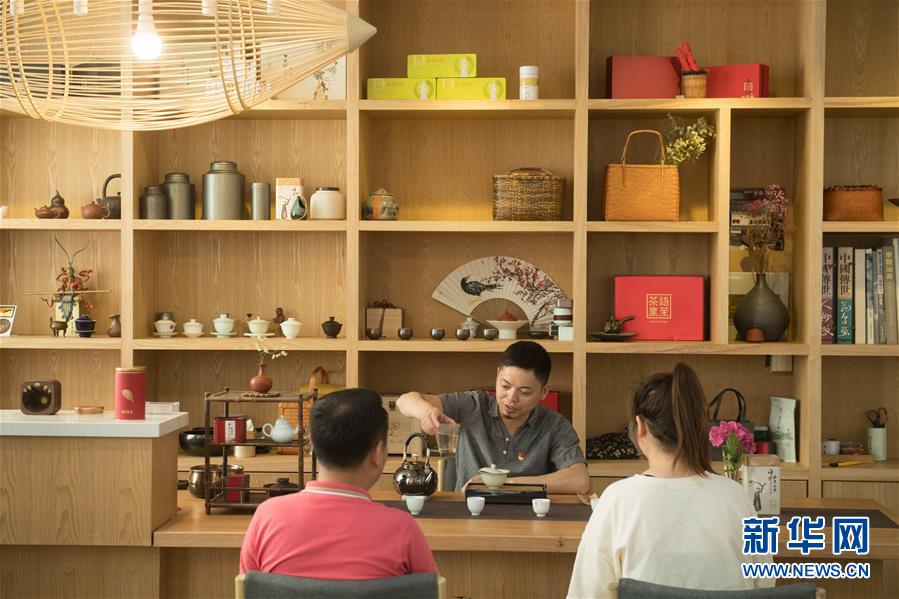 （新華全媒頭條&middot;圖文互動）（5）安吉白茶奔向扶貧一線&mdash;&mdash;浙江黃杜村農(nóng)民黨員先富幫后富向貧困地區(qū)捐贈&ldquo;扶貧苗&rdquo;