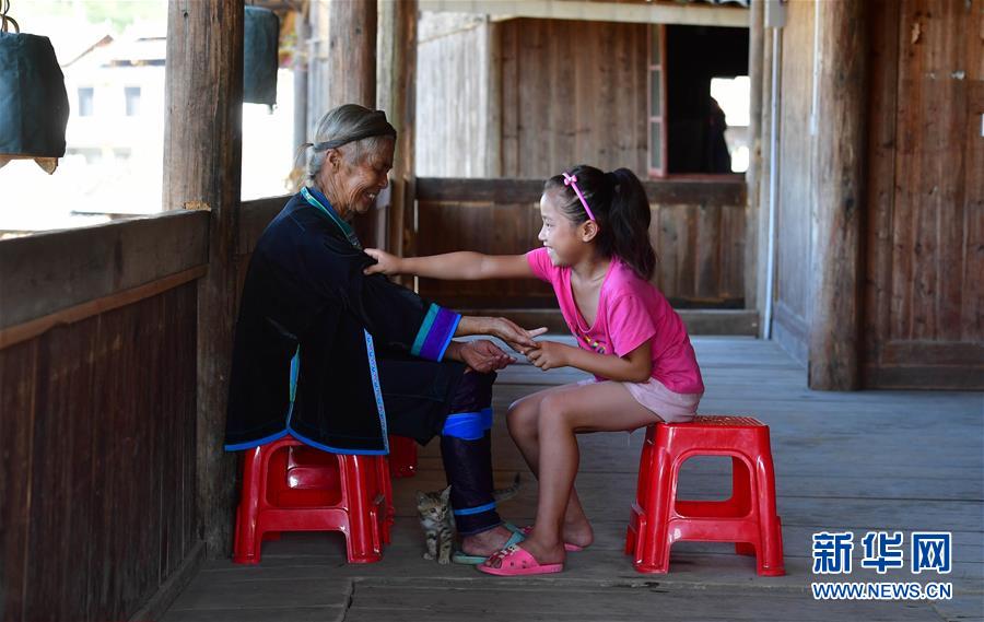 （社會）（6）苗山脫貧影像志&mdash;&mdash;把苗寨搬進(jìn)景區(qū) 讓貧困戶住進(jìn)城里