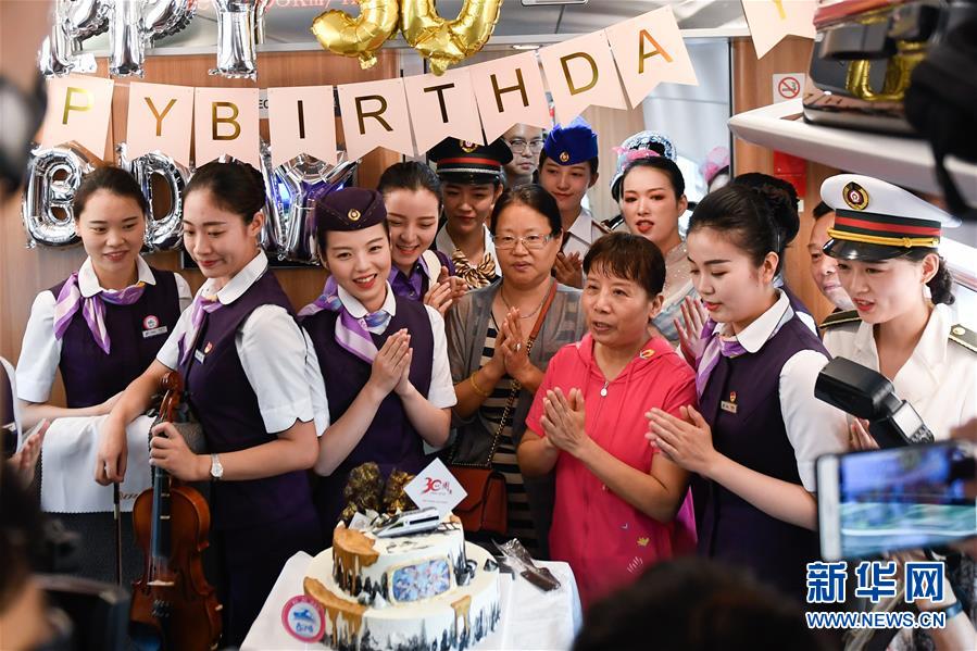 （社會）（3）杭州&ldquo;西子號&rdquo; 熱情服務旅客30載