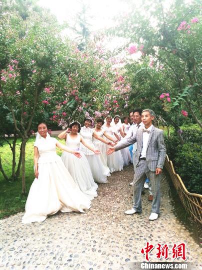 我以白紗配你白發(fā)鄭州10對(duì)老人拍婚紗照過&ldquo;七夕&rdquo;