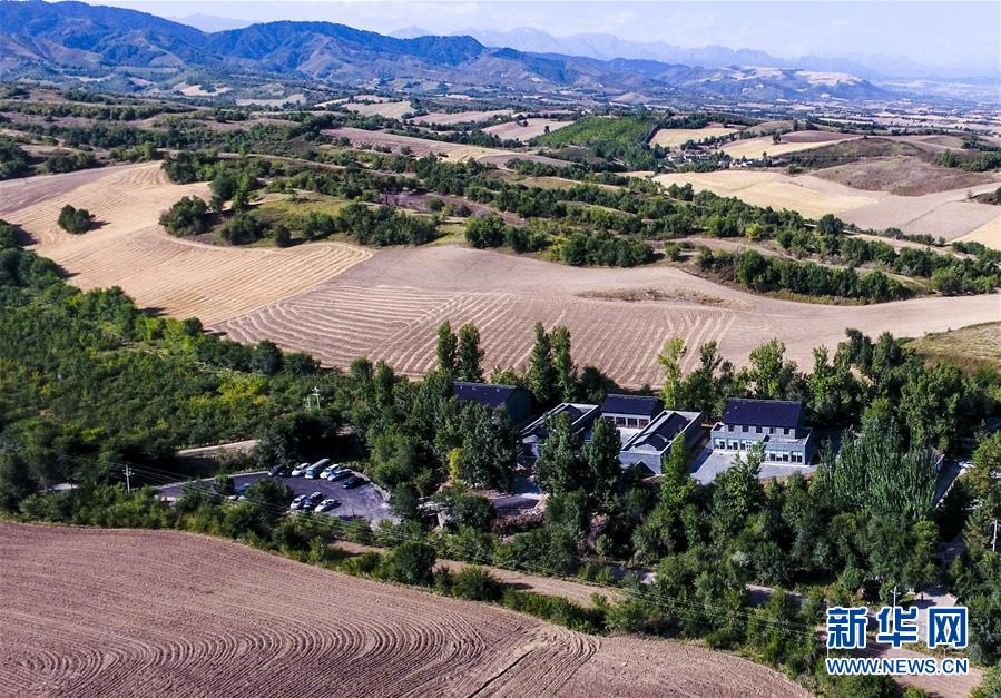 (圖文互動(dòng))(2)藝術(shù)家進(jìn)村 新疆古老村莊煥發(fā)新顏