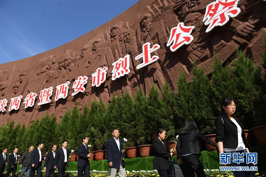 （新華全媒頭條&middot;圖文互動(dòng)）（11）致敬英烈 捍衛(wèi)榮光&mdash;&mdash;寫(xiě)在英雄烈士保護(hù)法實(shí)施后首個(gè)烈士紀(jì)念日