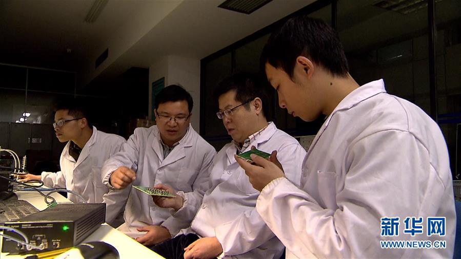 (圖文互動)讓五星紅旗飄揚在世界“超算”之巔——記國防科大計算機(jī)學(xué)院院長廖湘科