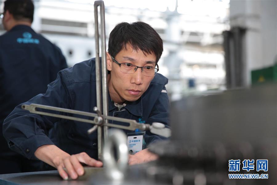 （圖文互動）（1）他用匠心守護(hù)飛機(jī)心臟&mdash;&mdash;記中國航發(fā)沈陽黎明航空發(fā)動機(jī)有限責(zé)任公司一線工人洪家光