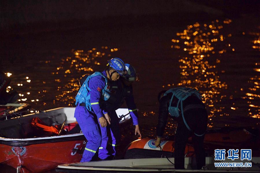 （重慶公交車墜江事故·圖文互動）（1）夜幕降臨，重慶萬州公交客車墜江事故救援工作仍在進(jìn)行中