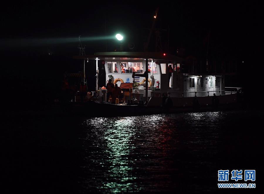 （重慶公交車墜江事故·圖文互動）（2）夜幕降臨，重慶萬州公交客車墜江事故救援工作仍在進(jìn)行中