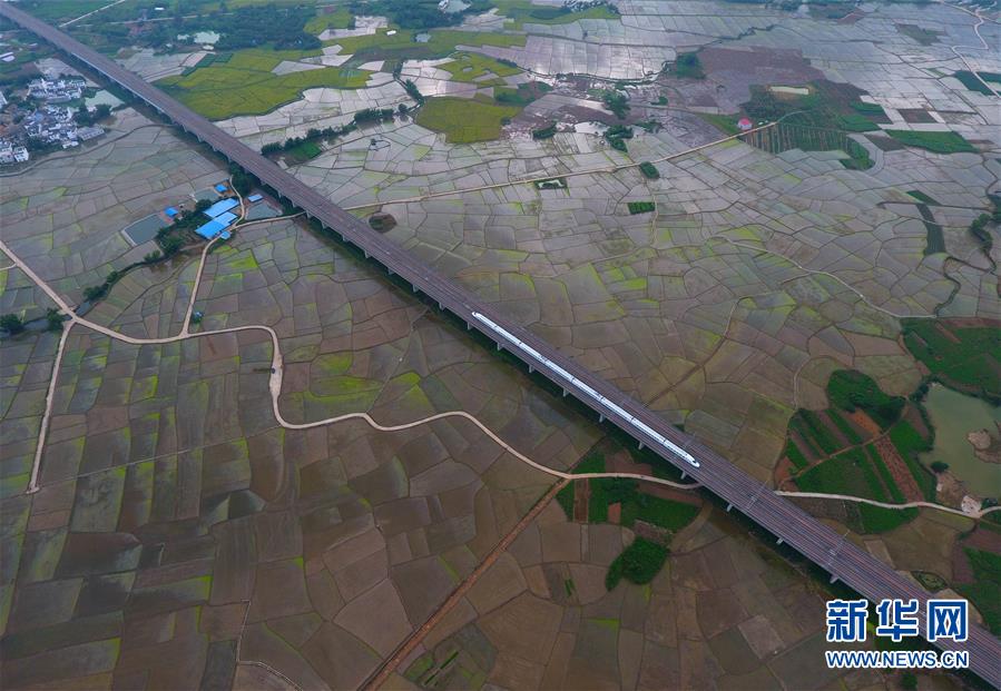 (輝煌60年·壯美新廣西·圖文互動(dòng))(5)攜手描繪八桂大地上的美麗畫(huà)卷——寫(xiě)在廣西壯族自治區(qū)成立60周年之際