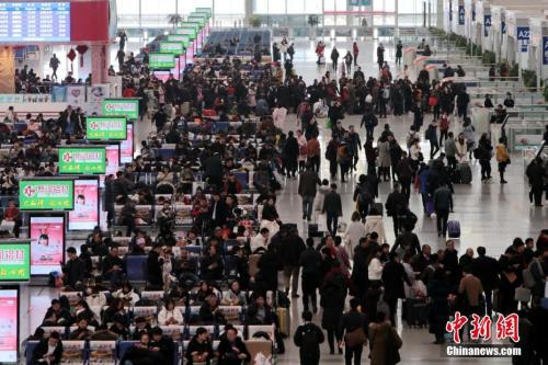 12月25日，西安北車站內(nèi)人頭攢動(dòng)。<a target='_blank' ><p  align=