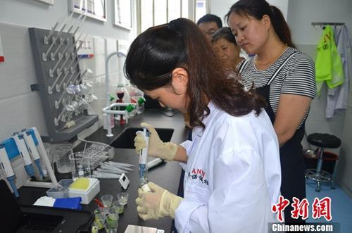 資料圖：工作人員根據(jù)消費(fèi)者要求現(xiàn)場檢驗(yàn)，共筑食品安全。<a target='_blank' ><p  align=