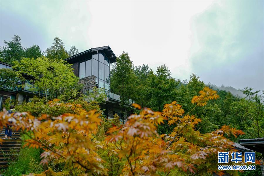 （在習(xí)近平新時代中國特色社會主義思想指引下&mdash;&mdash;新時代新作為新篇章&middot;鄉(xiāng)村振興戰(zhàn)略&middot;圖文互動）（1）掙脫&ldquo;富饒的貧困&rdquo;&mdash;&mdash;一個西部貧困區(qū)縣綠色發(fā)展之變 