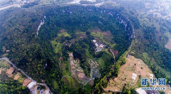 （在習(xí)近平新時代中國特色社會主義思想指引下&mdash;&mdash;新時代新作為新篇章&middot;鄉(xiāng)村振興戰(zhàn)略&middot;圖文互動）（6）掙脫&ldquo;富饒的貧困&rdquo;&mdash;&mdash;一個西部貧困區(qū)縣綠色發(fā)展之變 