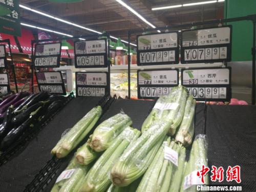 圖為超市里的蔬菜攤。正值晚間，一些菜已被人們買空。 謝藝觀 攝