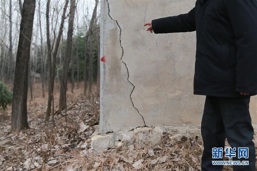 （新華視點(diǎn)&middot;圖文互動）（3）挖掘作業(yè)距漢墓中心僅20米，村民住房出現(xiàn)裂縫&hellip;&hellip;&ldquo;造地&rdquo;如何變挖山？