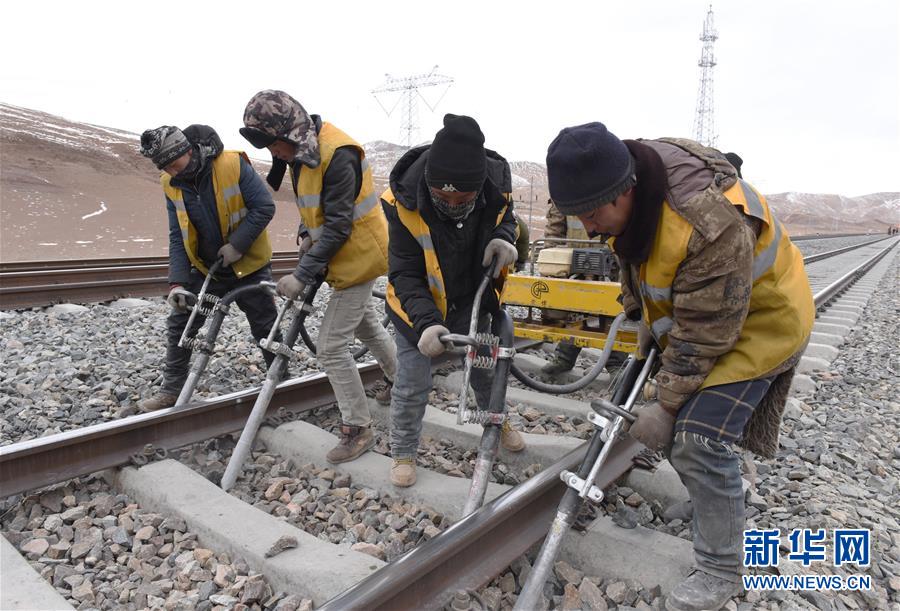 （新華全媒頭條&middot;圖文互動(dòng)）（3）他們是比鋼鐵還硬的漢子&mdash;&mdash;天路之巔看不見的&ldquo;軌枕&rdquo;