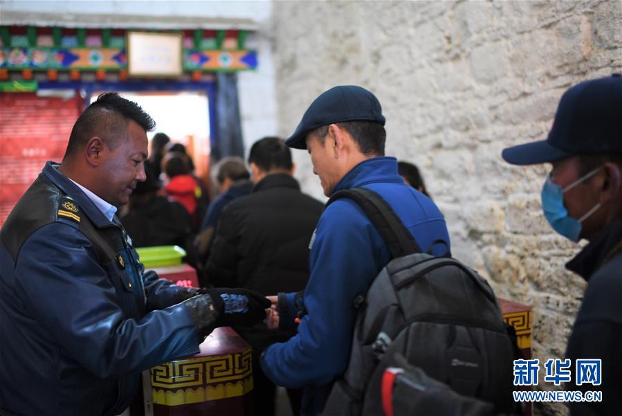 （西藏民主改革60周年&middot;圖文互動）（5）布達拉宮守護者的一天